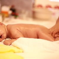 新生儿被吓到有哪些症状？